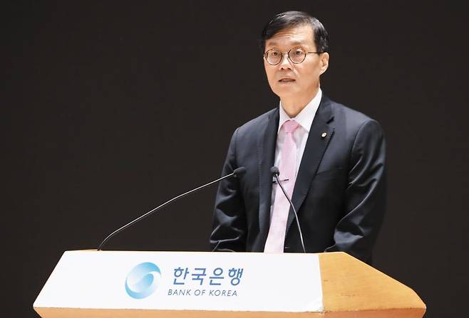이창용 한국은행 총재가 12일 서울 중구 한국은행에서 열린 ‘한국은행 창립 제73주년 기념식’에서 기념사를 낭독하고 있다. /연합뉴스