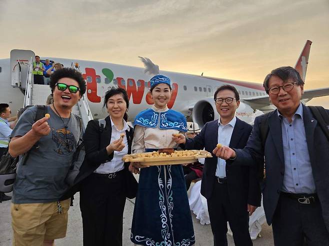 티웨이항공이 11일 키르기스스탄 직항 정기노선 개설 후 첫 취항한 마나스국제공항에서 현지인들로부터 환영을 받고 있다. 왼쪽부터 개그맨 윤택, 이스마일로바 아이다 주한 키르기스스탄 대사, 민병도 페이버스그룹 회장, 정홍근 티웨이항공 대표. /정병선기자