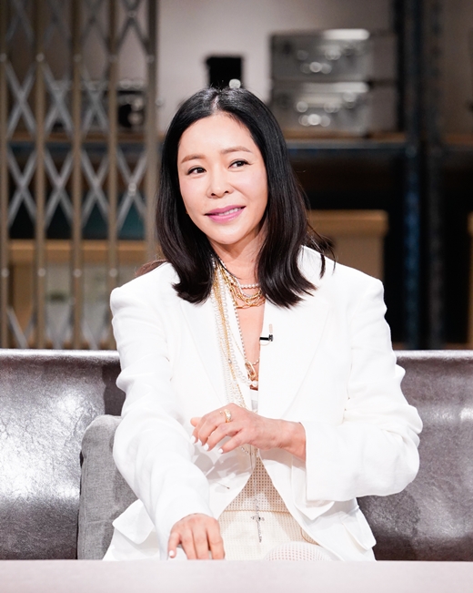 Broadcaster Lee Hye-yeong mentioned her ex-husband Lee Sang-min.Lee Jae-yong, the best friend of Tak Jae-hun, Yoon Jong Shin, and Jin-kyeong Hong, will appear on JTBCs new entertainment program woven sugar clothOn this day, Lee Hye-yeong will always give a smile to the unstoppable bomb-class episodes and the triumphant chemistry with 3MC.Lee Hye-yeong, who came to find the thing he left in 1995, starts a 90s talk with memories of MCs.Tak Jae-hun was so popular at the time, and when asked why he left the thing, Lee Hye-yeong met him in 1995.In addition, I have a person who had a heart at that time, and everyone mentions a person who knows it and makes the scene disastrous.Lee Hye-yeong and their exciting past stories raise questions.Lee Hye-yeongs past exhibition of Disclosure continues. First,  ⁇  Hye-young has seen Jin-kyungs husband? Yoon Jong Shins question reveals an episode that the parties can not remember.Lee Hye-yeong called Jin-kyeong Hong at the time, and when he went to the stall, he cried with his boyfriend and fought and woke up alone and left him alone.In addition, Lee Hye-yeong said that he knew Yoon Jong Shins girlfriend at the time of 1995, and after lucking out, he did not want to hear it, but he talked too much about her.As Disclosure continued, Jin-kyeong Hong finally said that we all died together and both hands were heard.Lee Hye-yeong also talks about the hard times of the day.Especially when I remarried at the time of my remarriage, I was impressed by the fact that it was not too much to give up my life as an entertainer, saying that if I did not do well, my child would be hurt.In addition, Lee Hye-yeong tells a sad story that was diagnosed two years ago, and Yoon Jong Shin, who knew the story, tells the situation at the time.At that time, Lee Hye-yeong focused on what kind of story there was.Lee Hye-yeongs story to overcome various difficult situations that were not known to the public and prepare for the second heyday will convey hope. The first broadcast at 10:30 pm on the 13th.