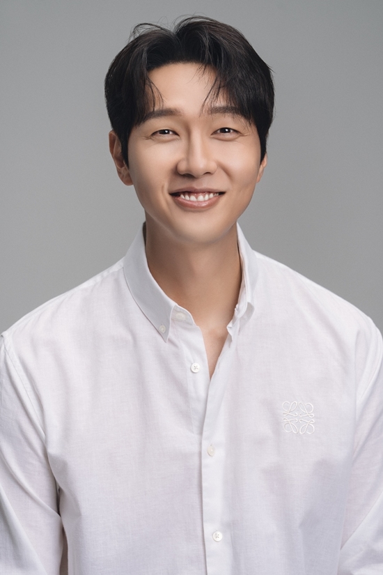 Actor Ji Hyun Woo has released a new profile picture filled with everything from boyhood to charisma.On the 13th, a new profile photo released by his agency, Royal Tien Em, Ji Hyun Woo captivates his gaze with a southern visual that stands out in the simplicity of black and white.Ji Hyun Woo proved the charm of the nation by creating a sweet mood with a bright and warm smile on the styling of a white shirt and a black leather jacket.In the ensuing cuts, those who emit a chic charm as well as an extraordinary charisma with a thick eyebrow and intense eyes were thrilled.Especially, he showed a variety of moods in his own mood, as well as his eyes and pose that go to and from boy beauty and masculinity.Ji Hyun Woo took on the role of Lee Young-guk, chairman of the FT group, in KBS 2TV weekend drama  ⁇   ⁇  shrine and lady  ⁇   ⁇ , and received a national love with a heavy but cool acting.Thanks to this, in September last year,  ⁇   ⁇   ⁇   ⁇  and  ⁇   ⁇   ⁇  climbed to third place on the global charts of the Netflix TV show category. At the time of the airing, it was talked about by domestic fans and after the end of the year, .Recently, Netflix in Japan has won the first place, and everywhere it is airing, it is catching up with the fans and continues to be popular.On the other hand, Ji Hyun Woo, who released his new profile, will continue to work on various aspects such as acting, performing arts, music, and advertising.Photography = Royalty.