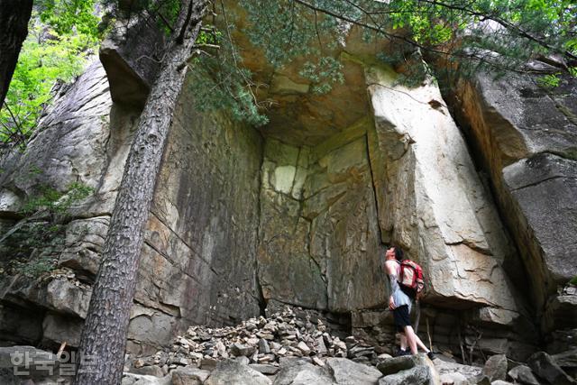 협곡 마천루로 가는 탐방로에서 무수한 기암괴석을 볼 수 있다.