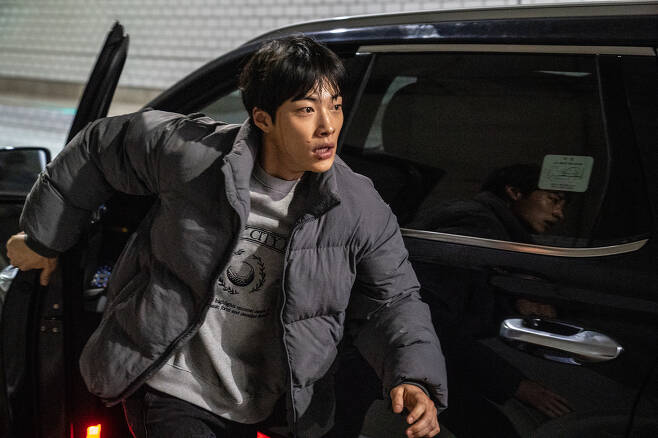 Interview 1)Hunting dogs Woo Do-hwan reveals his thoughts on actor Kim Sae-ron drunk driving wateryOn the morning of June 14, Woo Do-hwan met with Netflix Hunting dogs (playwright / director Kim Zhu Huan) in a cafe in Yeoksam-dong, Gangnam-gu, Seoul. ⁇  Hunting dogs released on the 9th is a Netflix series that depicts the story of two young men who are caught up in the world of private loan business, where money comes before human life, fighting for their lives against the forces of great evil.Woo Do-hwan turned into a fitness boxing prospect dry cow and formed a special romance chemistry with excellent action and this Shang Yi.Kim Sae-ron, who caused a watery accident in a drunk driving accident, also appeared in Hunting dogs. The production team tried to minimize the volume, not the whole editing.Woo Do-hwan said, It was like a bolt from the blue for my fellow actor Watery. I thought, I dont know what to do. The director said his eyes were white.I think Ive been overshadowed, he said. It seems to have been more coincidental because of the work. Woo Do-hwan said, I didnt want to see the director fall apart. I knew how hard I worked for this Spin-off. (I also) thought I shouldnt fall apart as the main character.I think I told you a lot not to worry because everyone thinks that when I say a hard tee or say it is big, he said.Woo Do-hwan, who worked with director Kim Zhu Huan through The Lion, said, Im like a lover, and expressed his affection, saying, They know that Spin-off with Lee is hard. They still have trust in each other.As for the evaluation that the story flow is cut off in the 7th and 8th parts taken after getting off Kim Sae-ron, I think I can not help but hang up. Everyone was worried about how to make it go well.I think its part of what we have to carry. Im going to hang up, but I think the bromance with Lee Shang Yi stood out more. I thought it was rather good because I got a service cut in Marine Corps pants, he said, showing a positive side.(Continued from Interview 3.