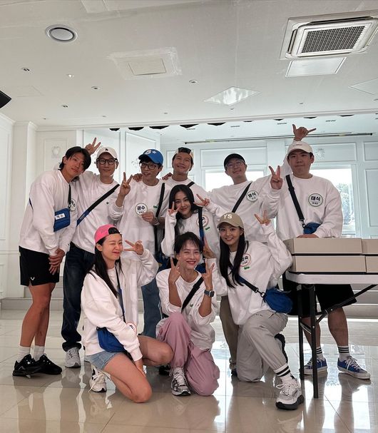  ⁇  Running Man ⁇   ⁇   ⁇   ⁇   ⁇   ⁇   ⁇   ⁇   ⁇   ⁇   ⁇   ⁇   ⁇   ⁇   ⁇   ⁇ .................................................................................On the 14th, Han Ji-eun showed fans the behind-the-scenes footage of  ⁇  Running Man  ⁇  shooting, saying that it was a spoonful of happy memories.Han Ji-eun, who appeared on the SBS  ⁇  Running Man  ⁇   ⁇   ⁇   ⁇  I solo hell  ⁇   ⁇  special feature on the last 12 days, released photos taken at the time.From Han Ji-euns cute face in a lovely atmosphere, I can see pictures with  ⁇  Running Man  ⁇  members.On the day of the broadcast, Han Ji-eun and Jeon So-mins disagreement was raised.The two are alumni of Dongduk Womens University, but Kim Jong-kook and Yang Se-chan started their conversation with a friend who fought with Min-min at the time of shooting Jeju Island.Both Jeon So-min and Han Ji-eun waved their hands that it was not a flaming arrow, revealing that they had recently appeared in the same production.However, even though he appeared in the same work, there was no overlapping scene, and Kim Jong-kook told Jeon So-min that he asked him to do so.In addition, the members said that Han Ji-eun became a hot topic after appearing in  ⁇  Running Man  ⁇   ⁇   ⁇ .Jeon So-min seemed to have put pressure on the production crew, and Han Ji-eun laughed as he reacted sharply, saying, Did you really do that?The rumor of their discord was only a rumor in  ⁇ Running Man ⁇ Jeon So-min proved his friendship with a college alumnus by commenting on  ⁇ Running Man ⁇  photos posted by Han Ji-eun.