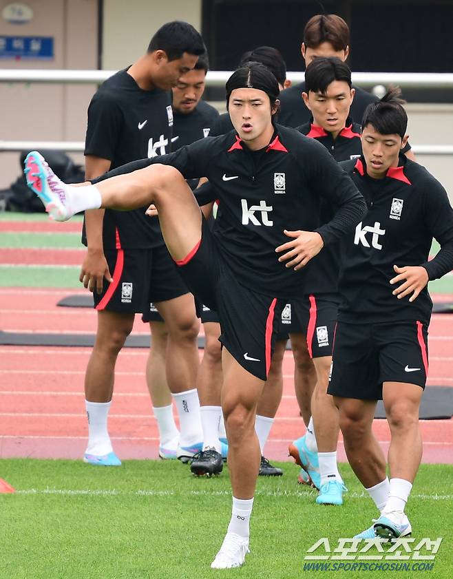 클린스만 감독이 이끄는 축구국가대표팀이 14일 부산 구덕운동장에서 훈련을 이어갔다. 조규성과 대표팀 선수들이 러닝으로 몸을 풀고 있다. 한국과 페루는 오는 16일 부산아시아드주경기장에서 페루와 A매치를 갖는다. 부산=최문영 기자deer@sportschosun.com /2023.06.14/