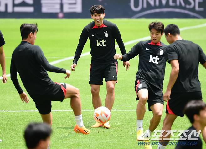 국가대표 손흥민이 페루전을 하루 앞둔 15일 ,부산아시아드 주경기장에서 동료들과 호흡을 맞추고 있다.