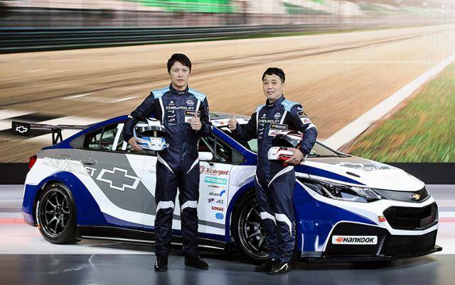 쉐보레 2세대 크루즈 GT1 레이스카와 안재모 선수, 이재우 감독