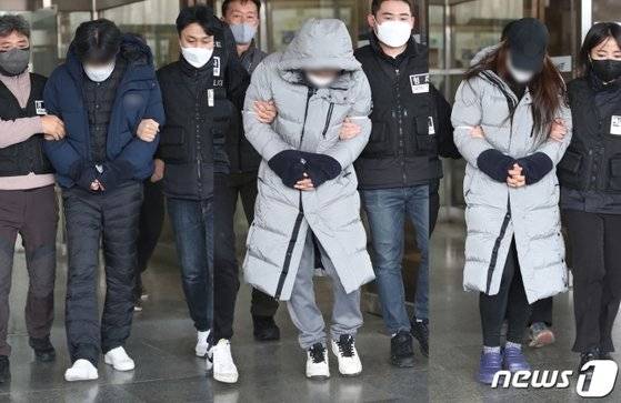 제주 유명식당 대표 강도살인사건 피고인들이 지난해 12월28일 오후 제주동부경찰서에서 검찰로 송치되고 있다. 왼쪽부터 50대 남성 박모씨와 김모씨, 40대 이모씨.뉴스1