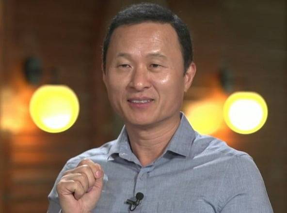 '돈의 속성' 저자인 김승호 스노우폭스 창업주가 2022년 EBS 클래스e에 방송 출연한 모습 / 클래스e 캡처 화면