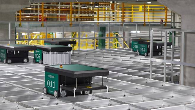 파스토 용인 1·2 물류센터 내 '오토스토어' 로못이 상품 입·출고 작업 중이다. /사진제공=파스토