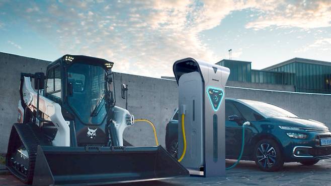 두산퓨얼셀 트라이젠으로 전동식 로더와 수소차를 동시에 충전하는 컨셉이미지. /사진=두산