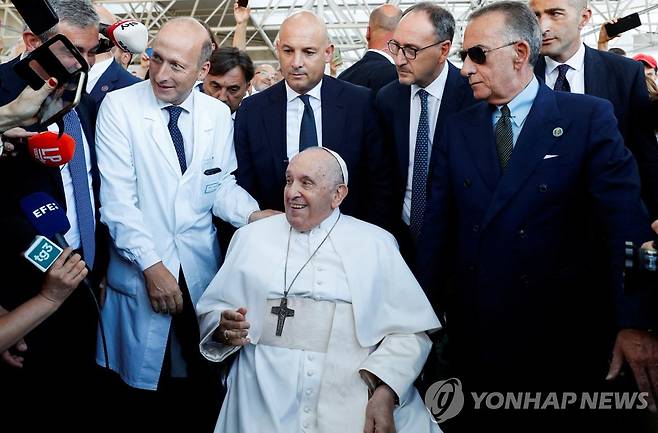 프란치스코 교황 (로마 로이터=연합뉴스)프란치스코 교황이 2023년 6월 16일 이탈리아 로마의 제멜리 종합병원을 퇴원하고 있다. 2023.6.16.