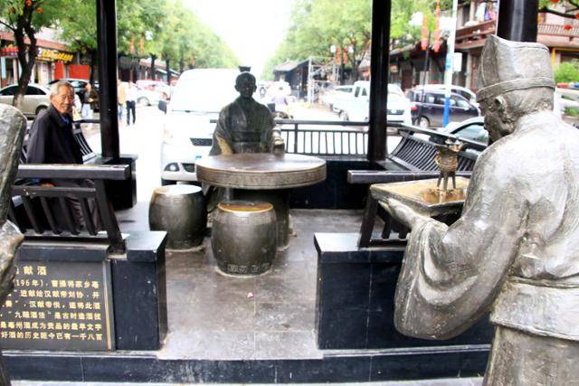보저우 라오제 거리의 조조헌주 조각상 ⓒ최종명