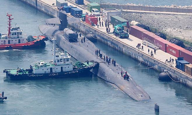 16일 부산 해군작전사령부 부산작전기지에 미국 해군의 '오하이오'급 핵추진 순항유도탄 잠수함 '미시건'(SSGN-727)이 입항해 있다. 뉴스1