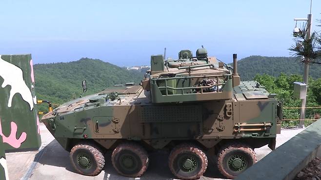 2023 서북도서 방어훈련에 투입된 해병대 천호 차륜형 자주대공포가 고지에서 사격자세를 취하고 있다. /해병대 영상 캡처