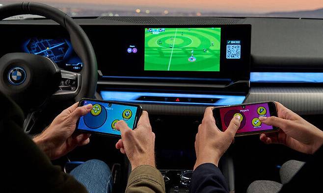 내부에서 차량용 게임을 하는 모습