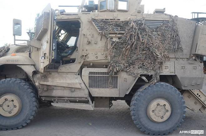 우크라이나 제68독립엽병여단의 군인들이 우크라이나 동남부 도네츠크주 마을 블라호다트네 수복 작전에 사용한 미국산 ‘M1224 맥스프로’ 장갑차의 모습. / 사진=아미 인폼 트위터