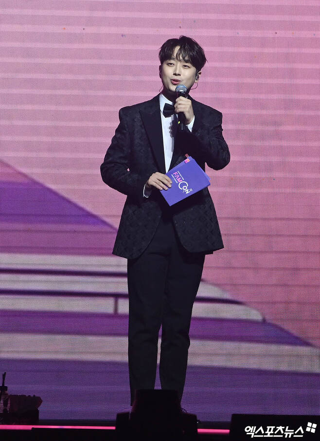 On the afternoon of the 18th, The 32nd Lotte Mart Duty Free Family Concert was held at KSPO DOME in Bangi-dong, Seoul.Singer Lee Chan-won, who attended the concert, is greeting.