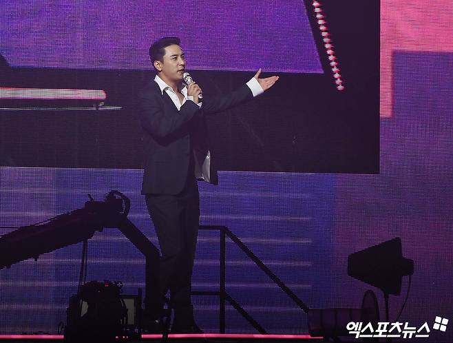 On the afternoon of the 18th, The 32nd Lotte Duty Free Family Concert was held at the Olympic KSPO DOME in Bangi-dong, Seoul.Singer Jang Min-ho, who attended the concert, is greeting.