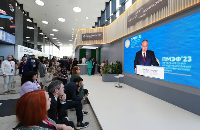 블라디미르 푸틴 러시아 대통령이 상트페테르부르크에서 열린 상트페테르부르크 국제경제포럼(SPIEF) 본회의에서 연설하는 모습이 대형 스크린으로 나오고 있다. / EPA=연합뉴스