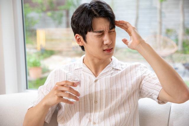 기온, 기압 변화는 두통을 유발·악화할 수 있다. 외부 자극을 최소화해야 두통 예방, 증상 개선이 가능하다. /클립아트코리아