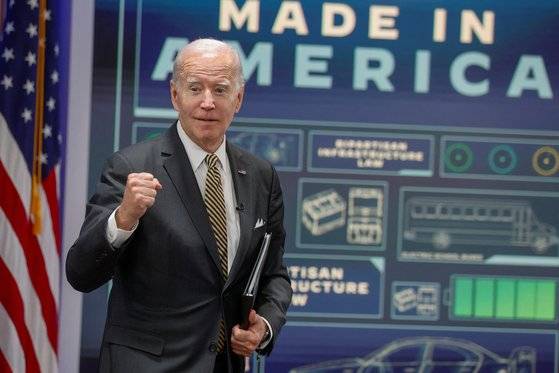 조 바이든 미국 대통령이 지난해 10월 백악관에서 전기차 핵심 부품인 배터리의 원료도 미국 내에서 생산하도록 하겠다며 보조금 지급 계획을 발표하고 있다. 로이터=연합뉴스