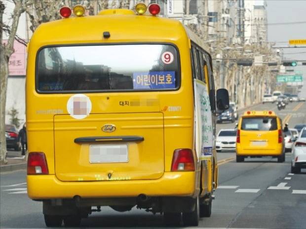 영·유아 사교육비가 급증하고 있다. 어릴 때부터 학업 경쟁을 시작해야 유리하다는 인식이 커지고 있어서다. 학원 차량들이 아이들을 실어나르는 모습. 한경DB