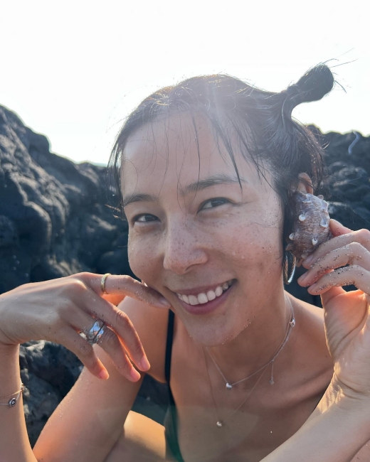 Broadcaster Kim Na-young has revealed the latest news of chrysanthemum jejuensis.On the 18th, Kim Na-young presented several photos taken on the beach with the message Beach life.In the photo, Kim Na-young and two sons enjoy a cool summer while enjoying a dip. It seems happy to sit in the trunk of the car and eat pizza.Kim Na-young was envied by netizens for her attractive freckles and slim figure, and she was also seen wearing a transparent correction device.When a Netizen asked, I wonder why you are correcting, Kim Na-young replied, To secure a molar implant position.On the other hand, Kim Na-young is 43 years old this year and is a single mom with two sons, and is in a public relationship with singer and painter Maikyu.Kim Na-young had two sons and chrysanthemum jejuensis last summer.