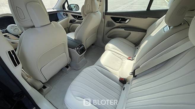 벤츠 EQS 450 4MATIC SUV 뒷좌석 공간 (사진=조재환 기자)