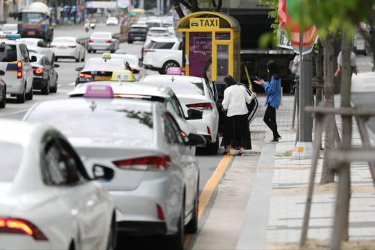 대전지역 택시 기본요금이 내달 1일부터 4300원으로 1000원 인상되는 가운데 20일 한 시민이 대전의 한 택시승강장에서 택시에 탑승하고 있다. 사진=김영태 기자