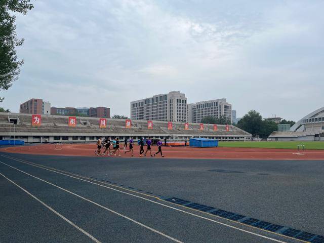 지난달 30일 중국 베이징 하이뎬구에 위치한 칭화대 운동장에서 학생들이 운동을 하고 있다. 관중석에는 '국가를 위해 50년 일하기 위해 건강을 갈고 닦자''는 표어가 붙어 있다. 베이징=이승엽 기자