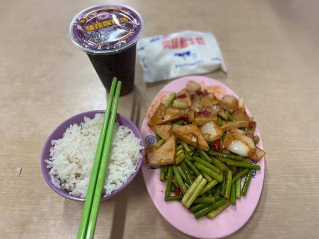 지난달 30일 중국 베이징 하이뎬구에 위치한 칭화대 학생식당에서 학생들이 저녁 식사를 하고 있다. 칭화대 학생식당의 한 끼 식사 가격은 6위안(약 1,200원) 내외로, 대부분의 학생들이 학교 내에서 하루 세 끼를 모두 해결한다. 베이징=이승엽 기자