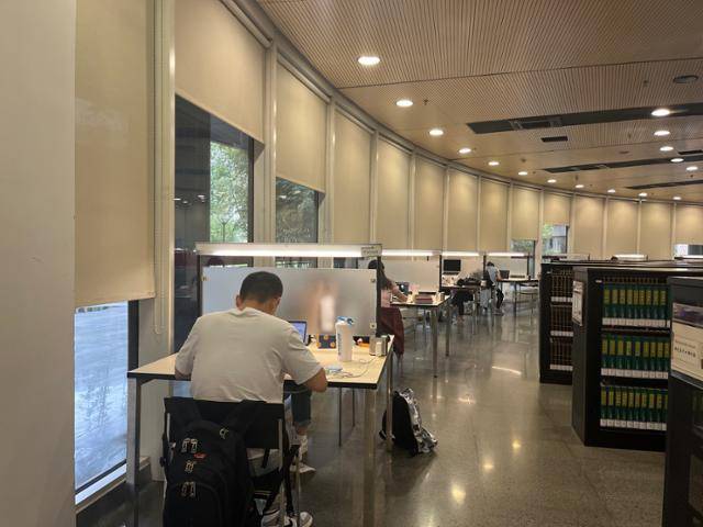 지난달 30일 중국 베이징 하이뎬구에 위치한 칭화대 사회과학대 도서관에서 학생들이 공부를 하고 있다. 베이징=이승엽 기자