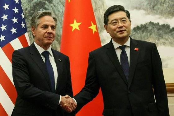 미국 외교 수장으로는 5년 만에 중국을 방문한 토니 블링컨 국무장관(왼쪽)이 지난 18일 베이징 댜오위타이 국빈관에서 친강 중국 외교부장을 만나 악수하고 있다. ]베이징 AFP=연합뉴스]