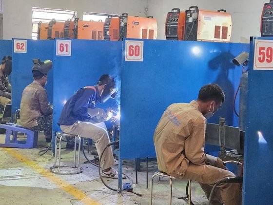 하노이 소재 인력 송출업체 VXT에서 용접 실습에 여념이 없는 교육생들. 하노이=이영근 기자