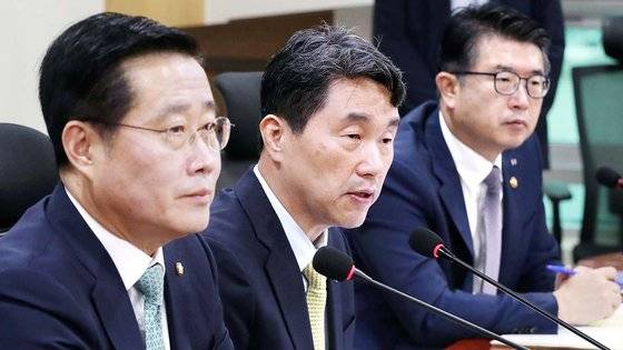 이주호 사회부총리 겸 교육부 장관이 19일 오전 서울 여의도 국회 의원회관에서 열린 학교교육 경쟁력 제고 및 사교육 경감 관련 당?정협의회를 마치고 취재진의 질문을 받고 있다. 2023.6.19/뉴스1