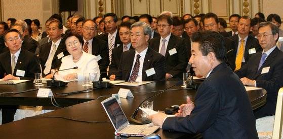 2007년 6월 26일 오전 청와대에서 열린 ″대학총장과의 토론회″에서 노무현 전 대통령이 마무리발언을 하고 있다. 노 전 대통령은 이 자리에서 '대입 3불(不) 정책(고교등급제ㆍ기여입학제ㆍ본고사 폐지)'의 필요성을 강조했다.