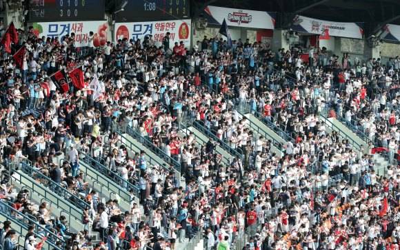 지난 4월1일 오후 서울 송파구 잠실야구장에서 열린 2023 신한 SOL KBO리그 롯데 자이언츠와 두산 베어스의 개막 경기에서 3루 롯데 응원단이 열정적인 응원을 펼치고 있다. /사진=뉴스1