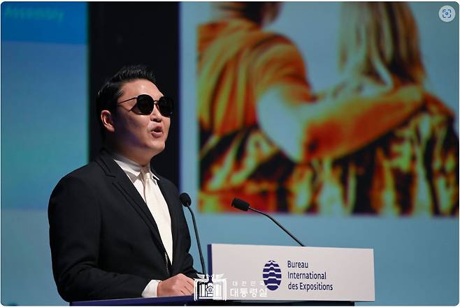 Singer PSY made headlines for wearing sunglasses at the 2030 Busan Worlds fair (2030 Busan Expo) Attract Sportpalast speech.PSY participated in the 172th International Exposition Organization BIE a general meeting competition presentation held in Paris, France on June 20 (local time).This presentation, which took about 30 minutes, was accompanied by Yoon Seok-ryul, singer PSY, group Espa a member Caria and soprano Sumi Jo.PSY found and supported the Paris site, and Karina prayed for the Busan Expo Attract with pre-recorded footage.According to SBS news reports, PSY stood on the podium in a suit with a tie.He continued his calm English Sportpalast speech and said, I will try it before the end of the Sportpalast speech for those who can not recognize me. He showed some of the world hit song Gangnam Style horse dance movements with sunglasses.I wasnt a typical singer, musically or physically.It was a new style, so it would have been a shock to many people after their debut, said PSY, I had to overcome many difficulties, but I never gave up as my home country South Korea did not give up 70 years ago. PSY said that after his debut, he did not confine himself to a specific framework like a Korean, but after his original music activities, he captured the public.South Koreas entertainment industry is known to be competitive and meticulous, but it has the value of freedom, he said. South Korea, like bibimbap, blends multiple genres to create something completely original.Netflix The Squid Game and the movie Parasite were presented as a work that mixes suspense, comedy, and society. Prior to the PSY Sportpalast speech, Karina opened the presentation with an opening video featuring future generations tips on the issues facing the world.Sumi Jo released a song music video supporting Busan Expo Attract.President Yoon Seok-ryul said, South Korea wants to give back to the international community what it has received in the meantime. South Korea will make the most perfect Worlds fair in history. The final 5th PT for the Worlds Fair Attract Bureau decision is scheduled for November 28. The final venue will be confirmed by a general meeting at the end of November with a vote of 179 member countries of the International Exposition Organization.