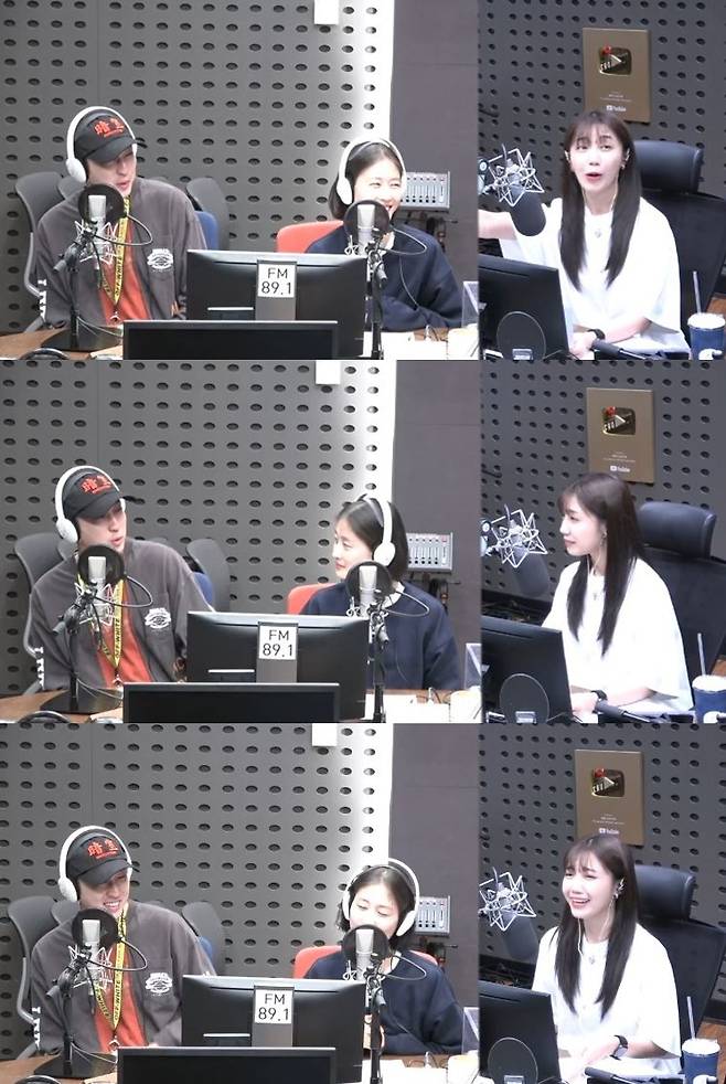 Radio show Lee Hyun-yi talks about HusbandOn June 21, KBS Cool FM Park Myeong-sus Radio show, singer Jung Eun-ji appeared as a special DJ.On this day, Jung Eun-ji, along with Sleepy and Lee Hyun-yi, had time to communicate with listeners. The theme was about the shock received by the other party before and after marriage.Lee Hyun-yi sympathized with Husbands story about not washing well after marriage, saying, I actually think Husband woke me up a lot more than I woke up. I did not wash it like that. It is true.I did not live together before marriage. I just broke up with a date. I would not have seen myself.Lee Hyun-yi said, I usually just brush my teeth, but I do not wash well.I have a job that shouts something outwardly, so I do not get rid of makeup so well. When I go home in the evening, I just stay at home like a doll that just cuts off the brush.Lee Hyun-yi said, I thought Husband would have broken a lot.At the beginning of our honeymoon, I heard people say, Youve been meeting so many friends outside, and youve been so active, and youve come home and just turned off like this. I think its a bit of a compromise now. And Ive been washing up a lot since I started playing soccer.