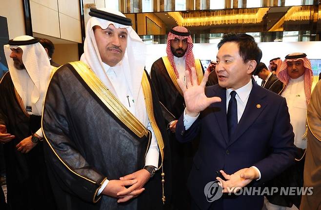 한-사우디 모빌리티 및 혁신 로드쇼, 이야기나누는 양국 교통부 장관 (서울=연합뉴스) 김도훈 기자 = 원희룡 국토교통부 장관과 사우디아라비아 교통물류부 살레 빈 나세르 알자세르 장관이 9일 서울 종로구 포시즌스호텔에서 열린 한-사우디 모빌리티 및 혁신 로드쇼에서 이야기를 하고 있다. 2023.5.9 superdoo82@yna.co.kr