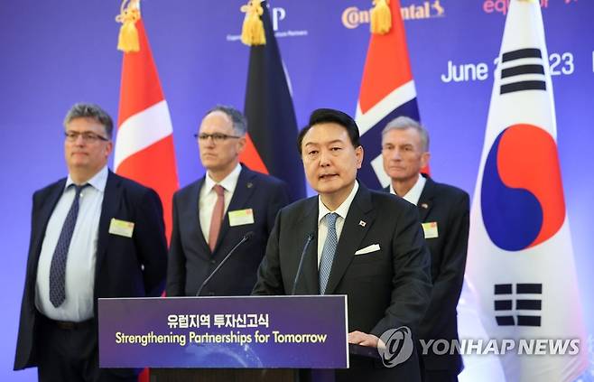 유럽지역 투자신고식 발언하는 윤석열 대통령 (파리=연합뉴스) 임헌정 기자 = 윤석열 대통령이 21일(현지시간) 프랑스 파리의 한 호텔에서 열린 유럽지역 투자신고식에서 모두발언을 하고 있다. 뒷줄 왼쪽부터 야콥 베루엘 폴스 시아피 최고경영자, 마틴 큐퍼스 컨티넨탈 코리아 대표, 욘 에릭 라인하르드센 이퀴너 이사회 의장. 2023.6.21
kane@yna.co.k