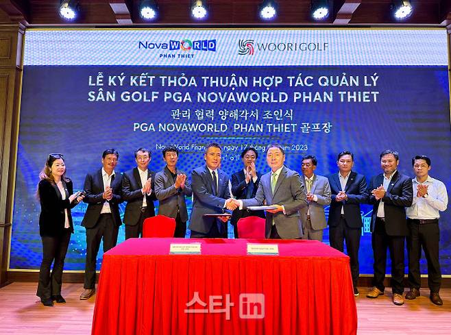 우리골프와 베트남 PGA 노바월드 판 티엣 골프장이 업무협약을 체결하고 있다. (사진=우리골프)