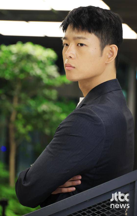 배우 김도건이 14일 오후 서울 마포구 상암동 JTBC에서 진행된 인터뷰에 앞서 포즈를 취하고 있다. 김현우 엔터뉴스팀 기자 kim.hyunwoo3@jtbc.co.kr (콘텐트비즈니스본부)