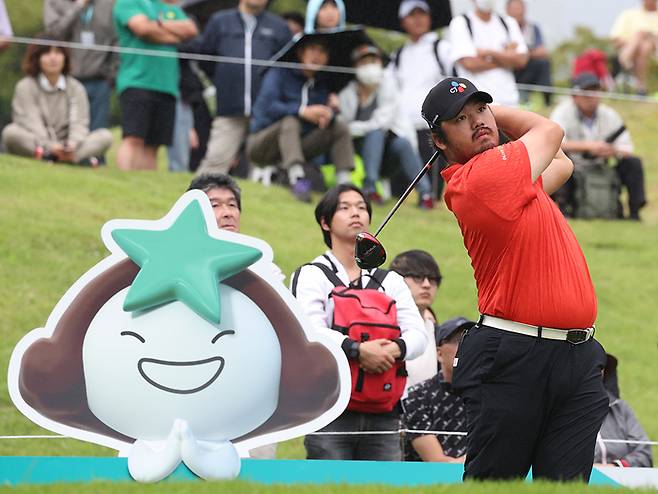 정찬민이 15일 이쓰미GC에서 열린 하나은행 인비테이셔널 1라운드에서 티샷하고 있다. 사진제공 | KPGA