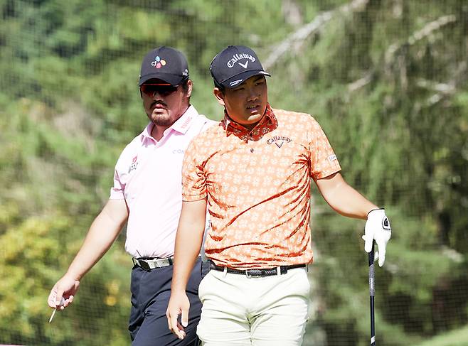 정찬민(왼쪽)과 가와모토 리키가 16일 일본 치바 이쓰미GC에서 열린 하나은행 인비테이셔널 2라운드에서 교차하며 그린을 읽고 있다. 사진제공 | KPGA