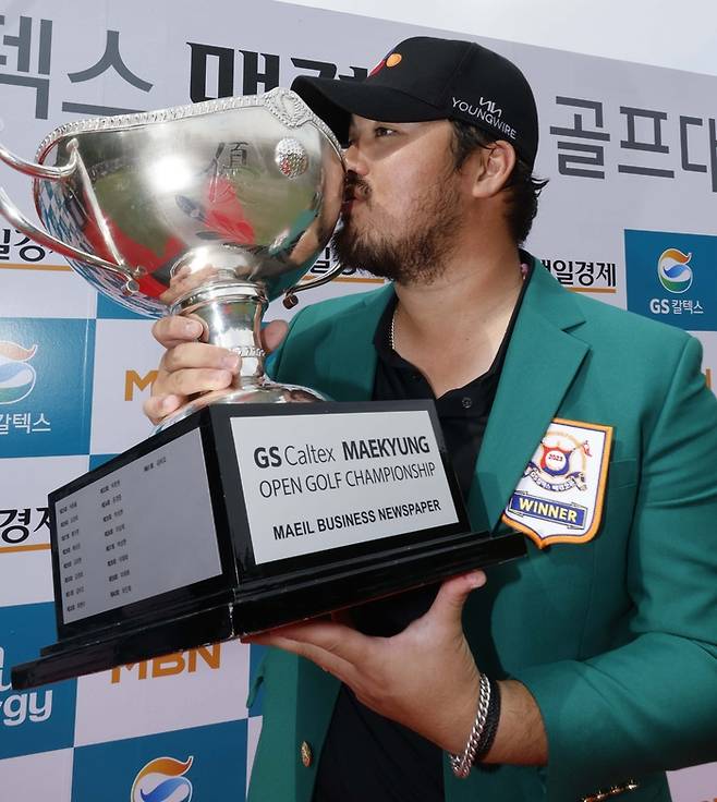 KPGA 코리안투어 메이저급 대회 GS칼텍스 매경오픈에서 생애 첫 우승을 따낸 정찬민이 트로피에 입맞춤하고 있다. 사진제공 | KPGA