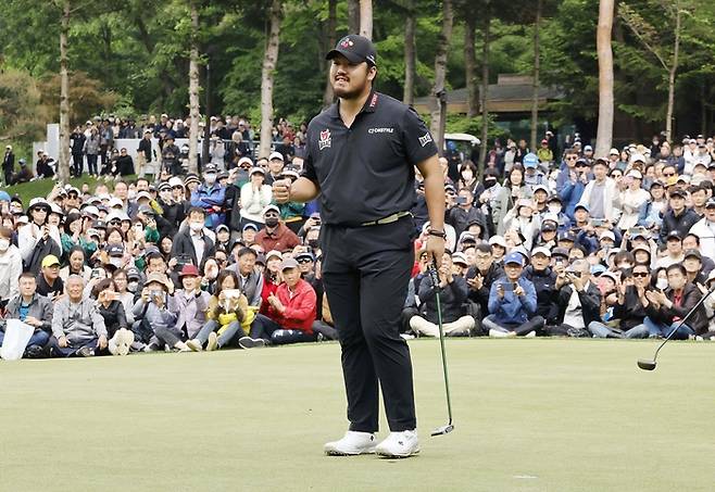 남서울컨트리클럽에서 열린 GS칼텍스 매경오픈에서 정찬민이 우승을 확정짓자 주먹을 불끈 쥐고 있다. 사진제공 | 대회조직위원회