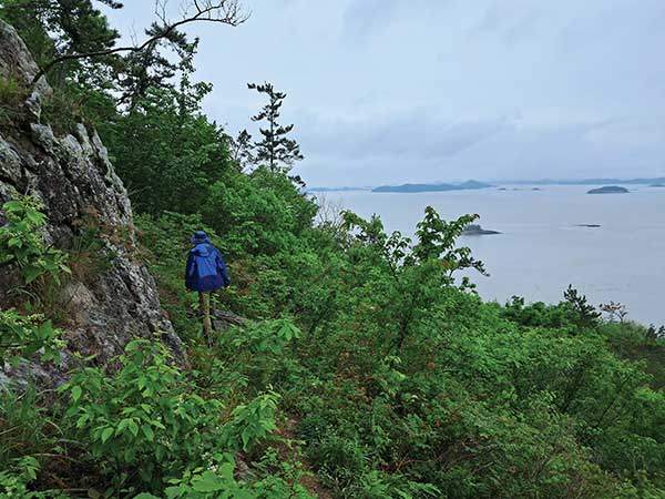 다도해를 밑반찬처럼 깔고 가는 범산 벼랑길.