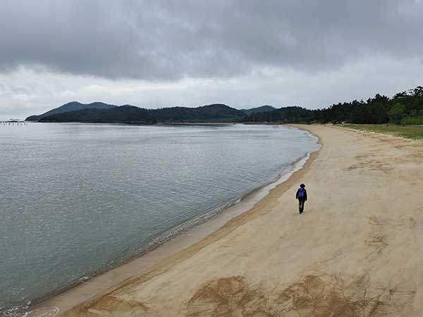 분가루처럼 고운 모래가 인상적인 추포해수욕장.