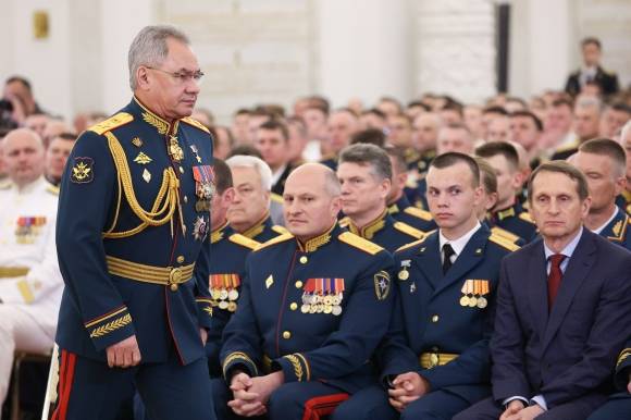 세르세이 쇼이구(왼쪽) 러시아 국방장관이 21일(현지시간) 모스크바 크렘린궁 게오르기예프스키홀에서 열린 사관학교와 국방부, 비상상황부, 연방보안국, 연방경호국, 러시아 경비대, 내무부, 조사위원회, 연방교도소의 대학 및 아카데미 최고 졸업생 행사에 참석하고 있다. 2023.6.21 TASS 연합뉴스